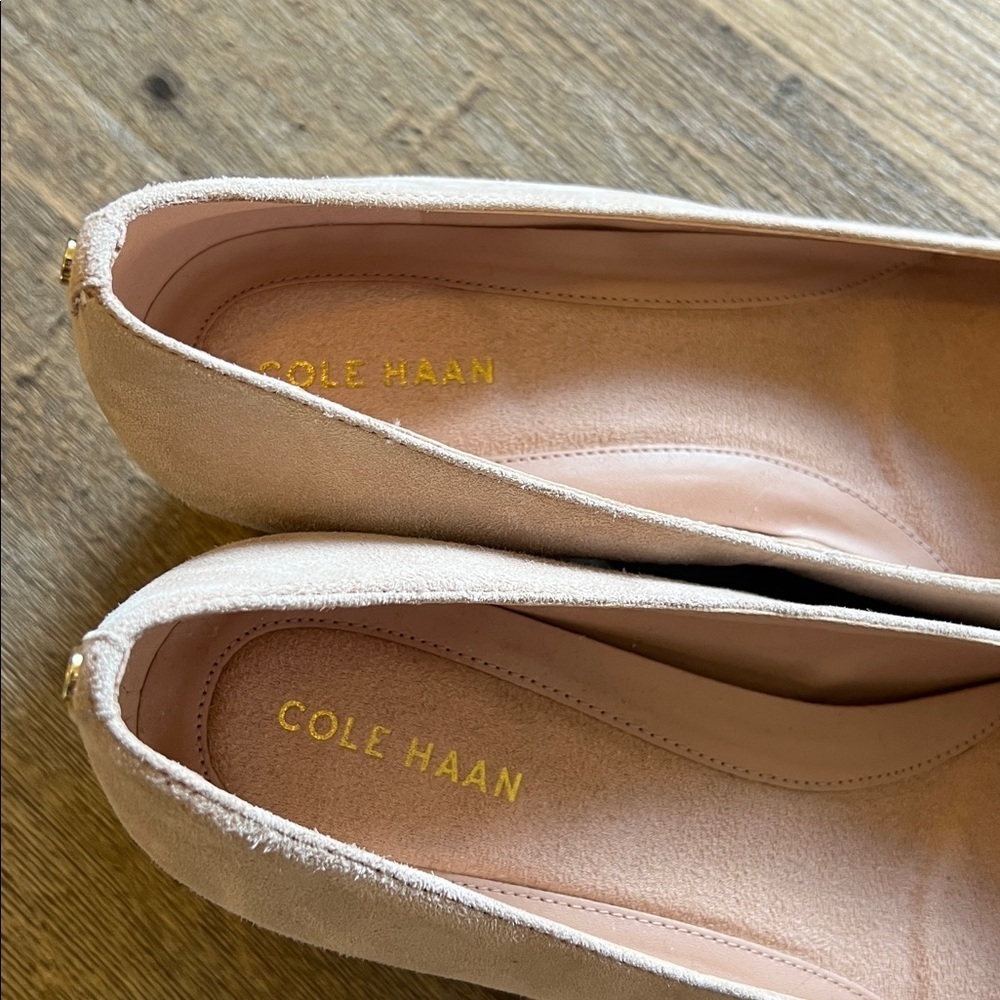 COLE HAAN size 8 tan shoe with black heels and toe These are suede - Picture 4 of 5